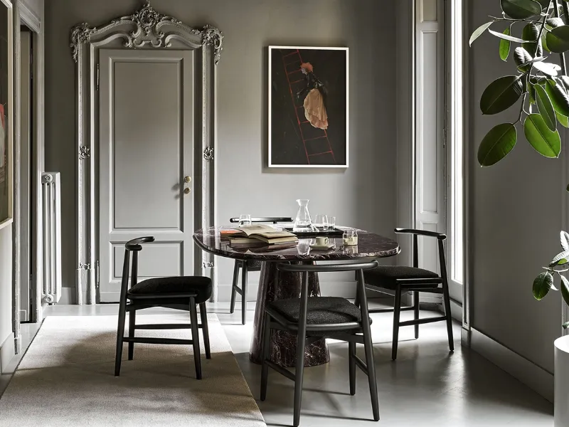 Tavolo in marmo Owen e sedia in legno Emilia di Meridiani