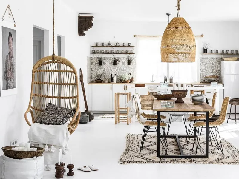 Un po' scandinavo, un po' bohémien, è questo il trend per arredare gli interni