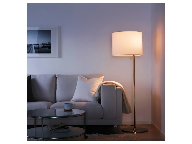 Tavolino con lampada e portariviste Ikea