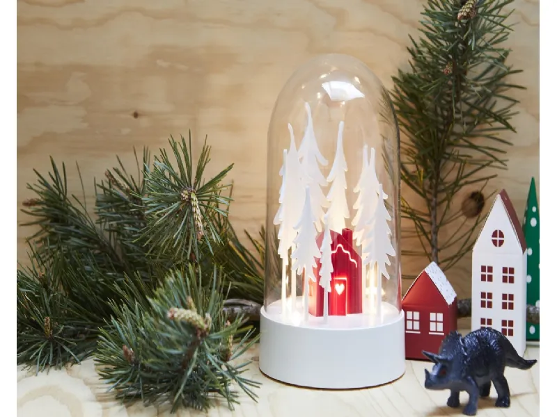 Stråla è la casetta nel bosco a led che si pone su un piano