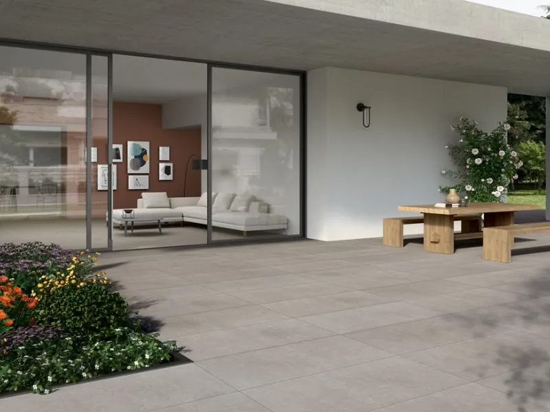 La collezione gres effetto cemento Timeless di Casalgrande Padana permette continuità tra dentro e fuori casa