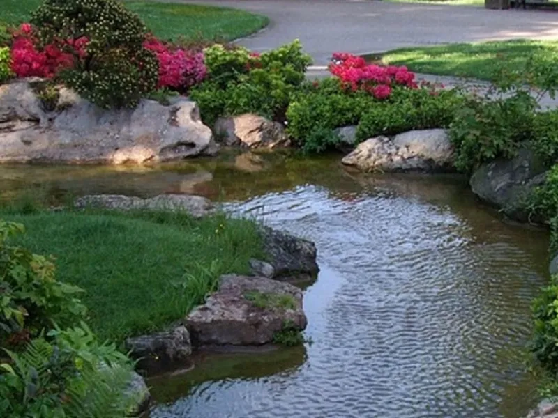 Lago artificiale con area relax con tavolo e sedie