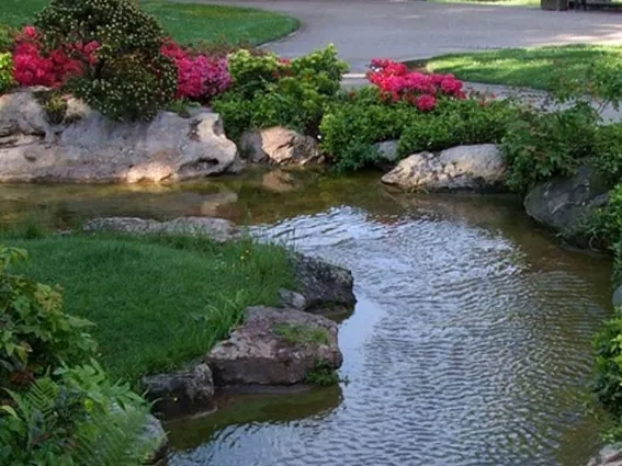 Lago artificiale con area relax con tavolo e sedie