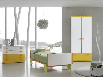 letto in camera bambino nei colori giallo, bianco e verde erba, parete finestrata e armadio a doppia anta bianco e giallo