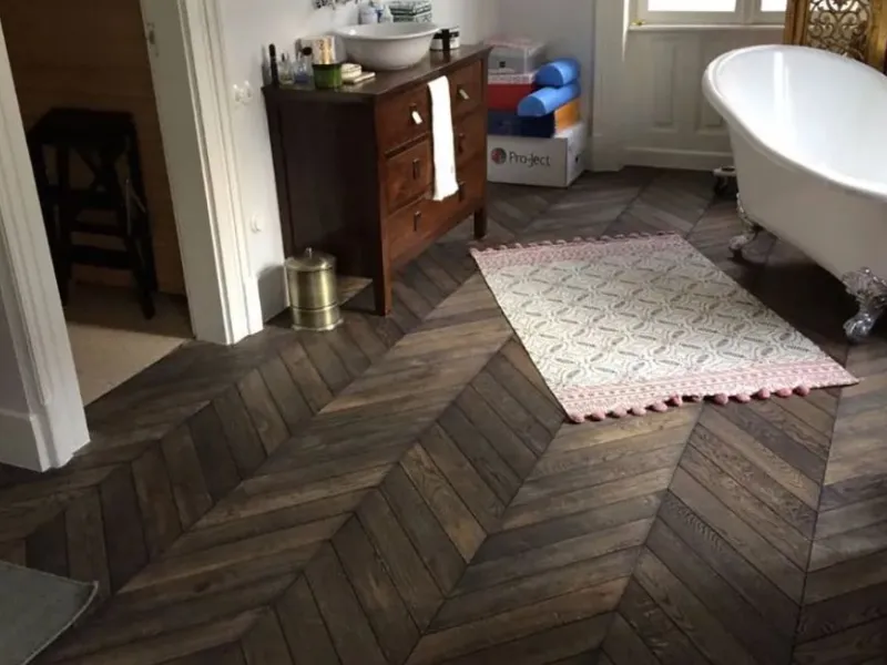 Bagno con parquet prefinito di alma Giorio