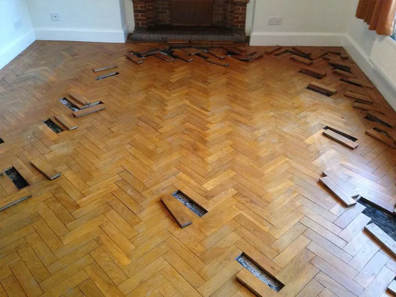 Le fasi del restauro di un vecchio parquet