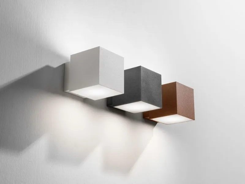 Applique a Led Up&Down di Olev con fascio di luce verso l’alto e verso il basso.