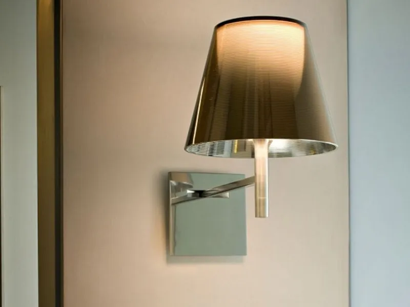 Lampada KTribe Wall di Flos a luce diffusa con dimmer.