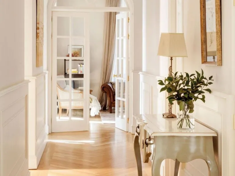 Una semplice ed elegante lampada da tavolo