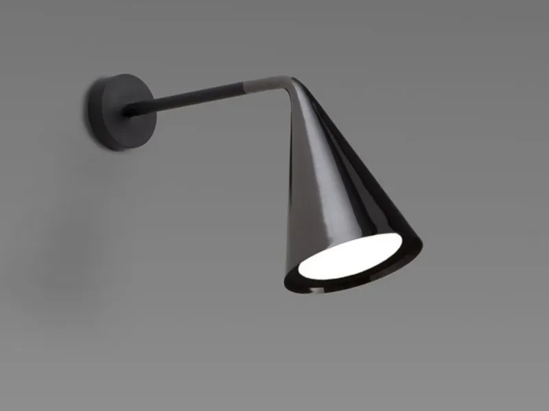 Applique orientabile Gordon di Tooy in ottone.