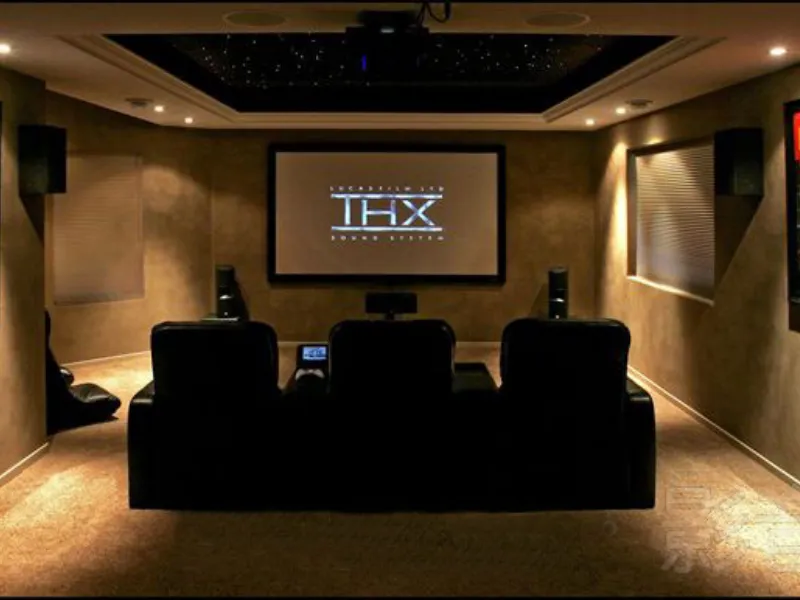 Impianto di home theatre posizionato correttamente nel salotto