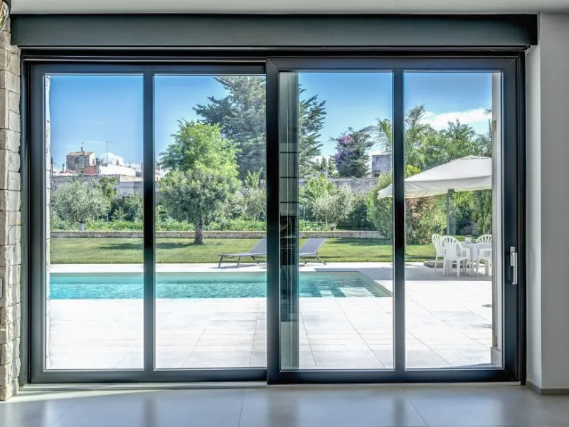 La luce conquista la casa con le grandi vetrate di Oknoplast