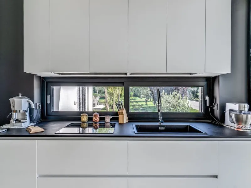 La zona cucina offre una vista sul paesaggio esterno.