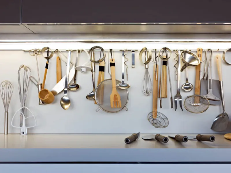 attrezzi appesi cucina