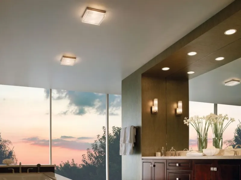 I faretti da incasso illuminano lo specchio da bagno