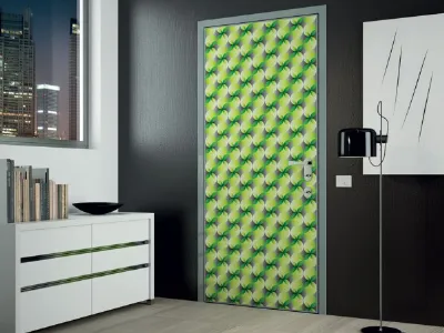 porta da interno con fantasia optical giallo, lime e verde, lampada da terra a stelo nera, quadro stile Fontana