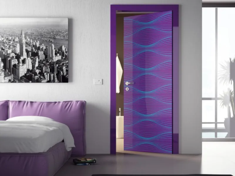 porta da interno viola con fantasia azzurra di fili geometrici, cornice viola, letto rivestito in raso viola con biancheria in bianco
