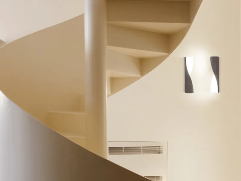Lampada composta sulla parete del sottoscala