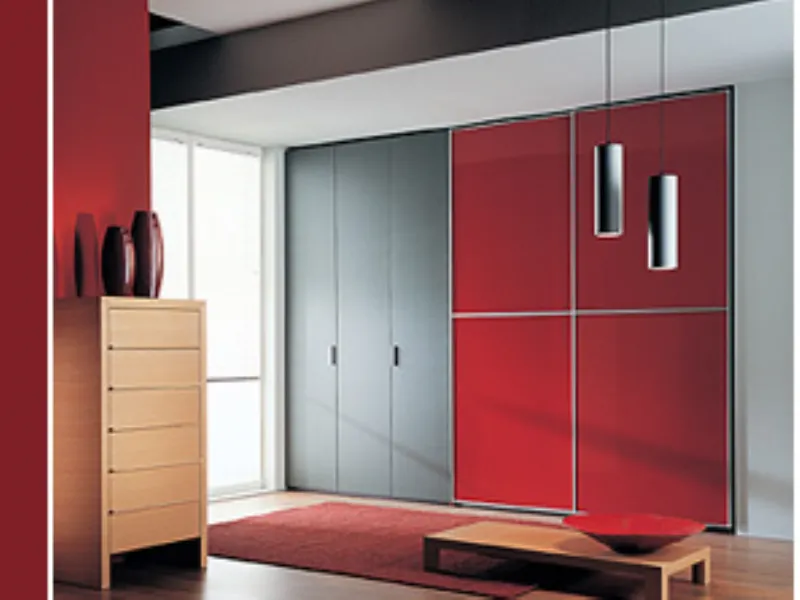 Armadio di colore rosso e grigio