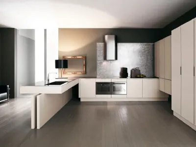 cucina con mobili e penisola e cappa total white, divano in pelle