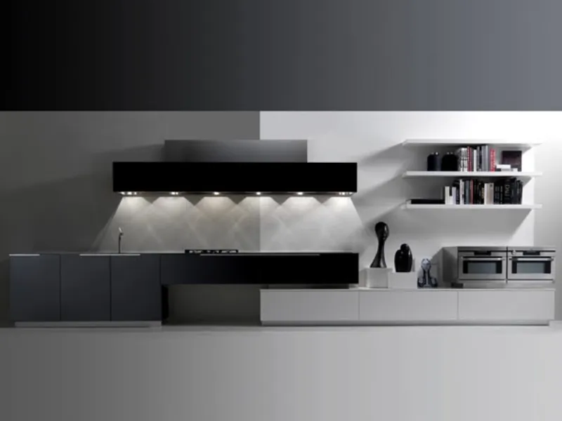 cucina lineare a parete nei colori nero e bianco, due mensole bianche sulla destra con libri e due sculture nere tra zona cottura e forni