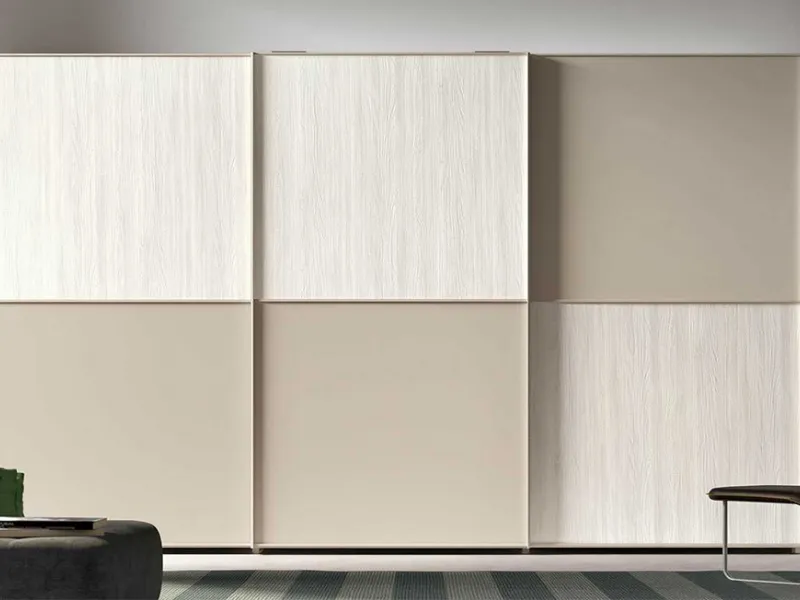 Tipologia di anta scorrevole con finitura laccata duo color, di Clever