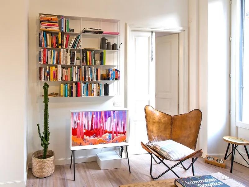 Kriptonite propone con appena 15 cm di spessore la leggera e modulare libreria sospesa in alluminio Krossing