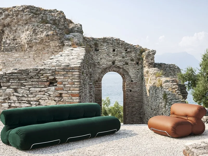 Combinazione divano e poltrona proposta da Tacchini modello Orsola per outdoor