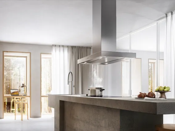 Plane Top della collezione Design è la cappa Falmec in acciaio inox per la cucina a isola