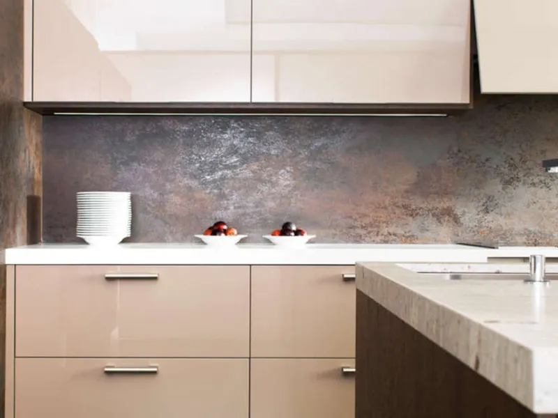 Rivestimento cucina Xlight di Porcelanosa con effetto metallico