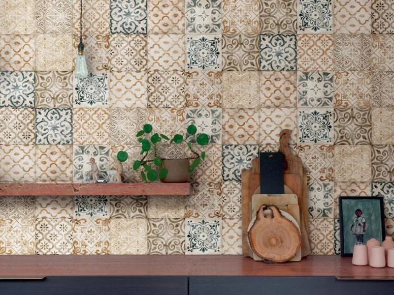 Rivestimento cucina di Marazzi, ispirato alle antiche maioliche