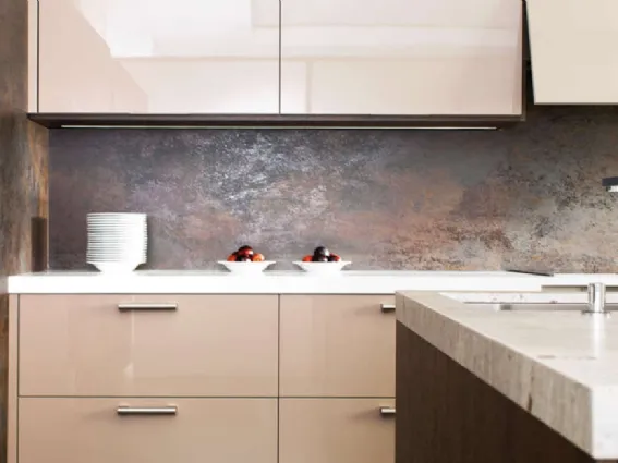 Rivestimento cucina Xlight di Porcelanosa con effetto metallico
