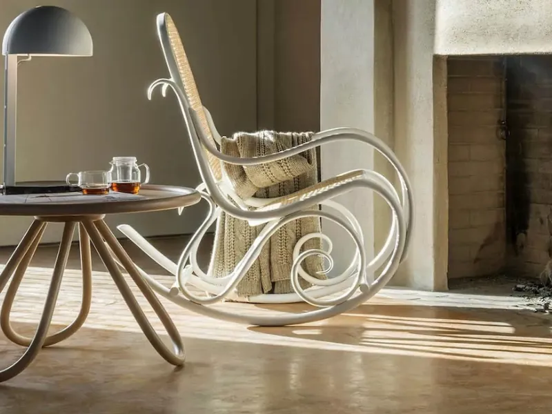 L'iconica sedia a dondolo Schaukelstuhl di Gebrüder Thonet