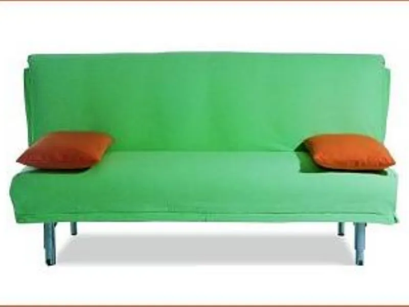 divano verde con cuscini rossi