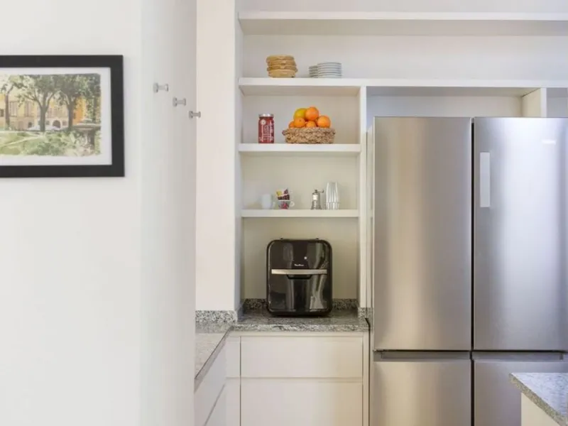 Cucina e soggiorno comunicano in modo fluido