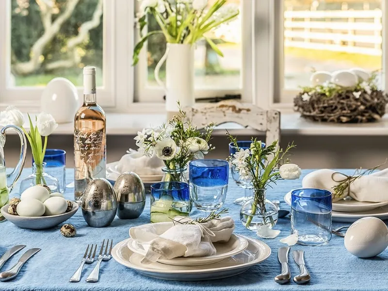 Un'elegante tavola di Pasqua nei toni dell'azzurro