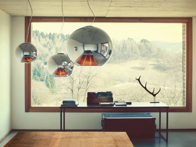 Lampadario a sospensione con luce diretta dimmerabile, diffusore in vetro soffiato metallizzato, modello Globo di Luce realizzato da FontanaArte
