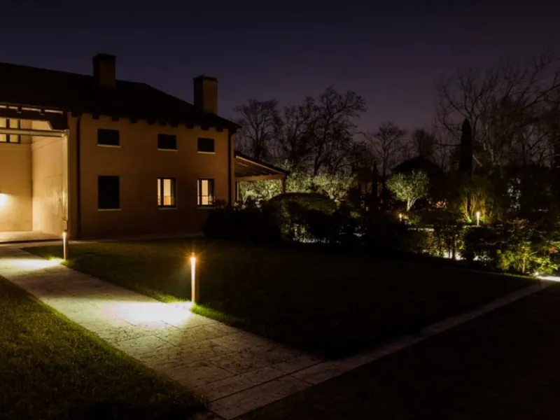 Giardino privato illuminato con soluzioni firmate Olev