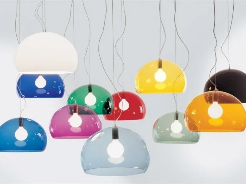 La lampada a sospensione FI/Y in vari colori