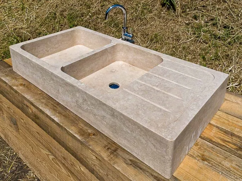 Un lavandino da cucina in pietra