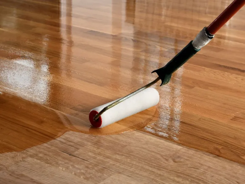 La cera protegge e lucida il parquet