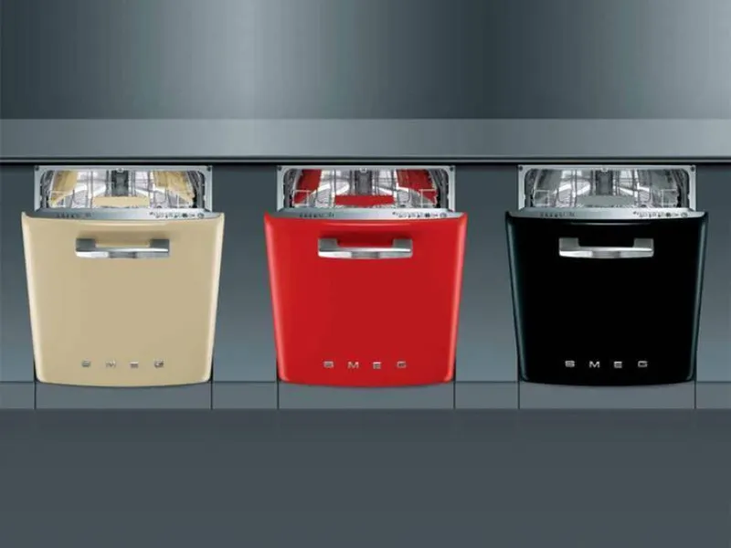 Tre lavastoviglie sottotop Smeg con estetica anni '50 nei colori panna, rosso e nero