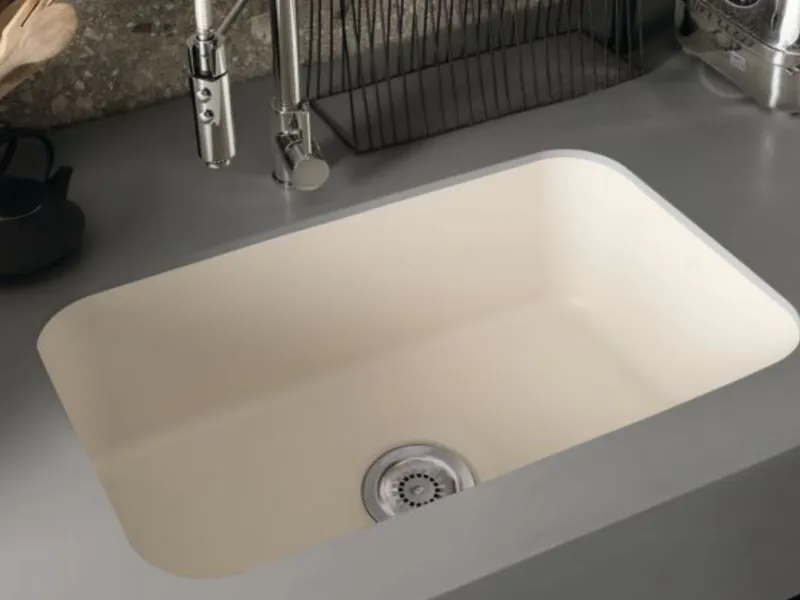 Lavello Corian® Simplicity 881colore Bone abbinato al top in Corian® Deep Titanium.