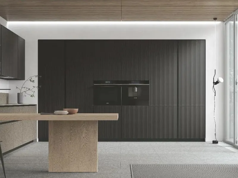 Colonne in Vetro Nero Canneté opaco, basi in Neolith Wulong Slate, tavolo in Rovere Sahara: Aliant by Stosa Cucine