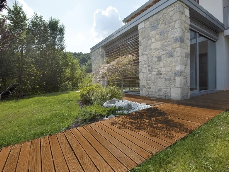 Mattonelle in legno per esterni