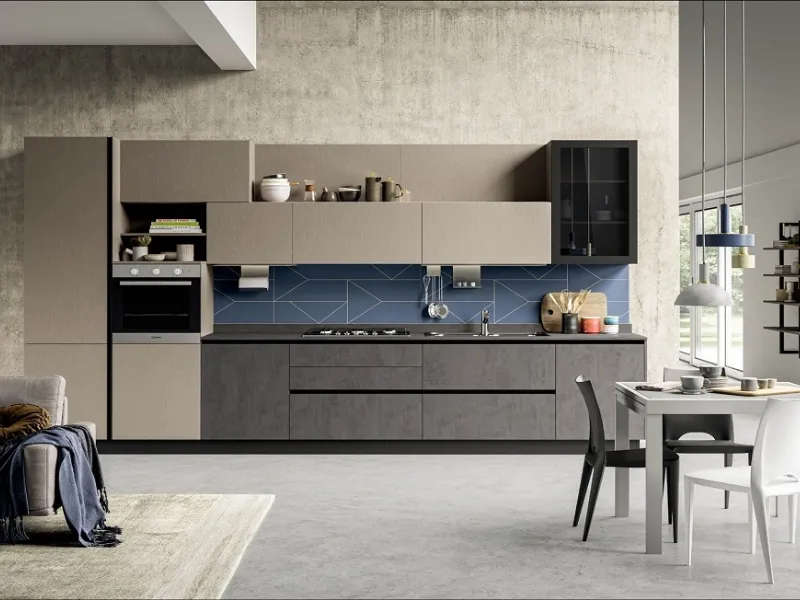 Una parete sfumata che riprende i colori degli elementi della cucina Kaya Stosa