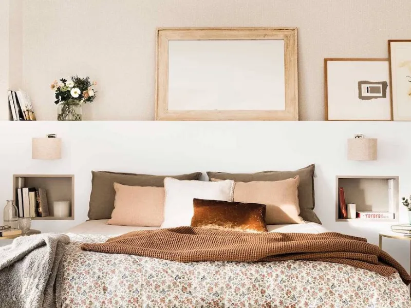 Mensola dietro il letto