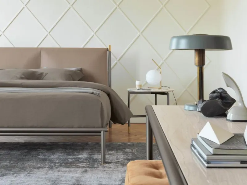Un'elegante boiserie a losanghe esalta le linee del letto Iko di Flou