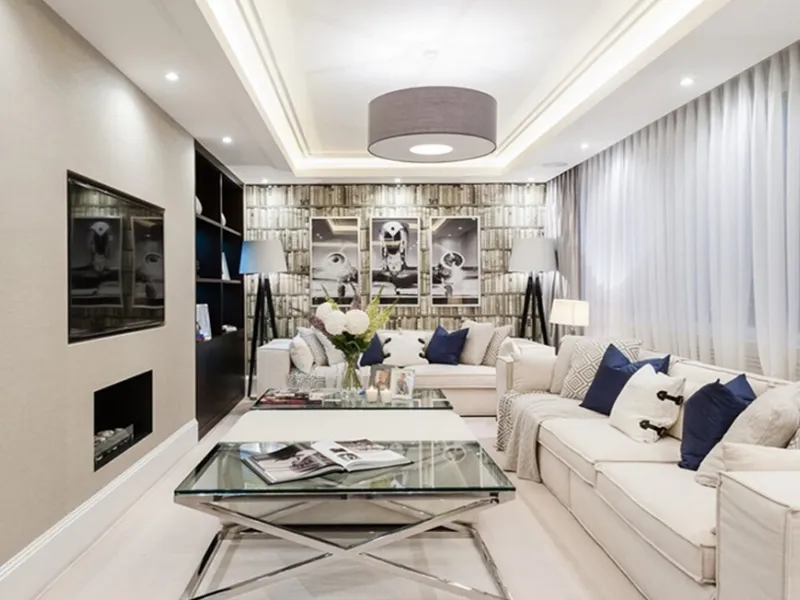 Salotto con divani e arredamento total white