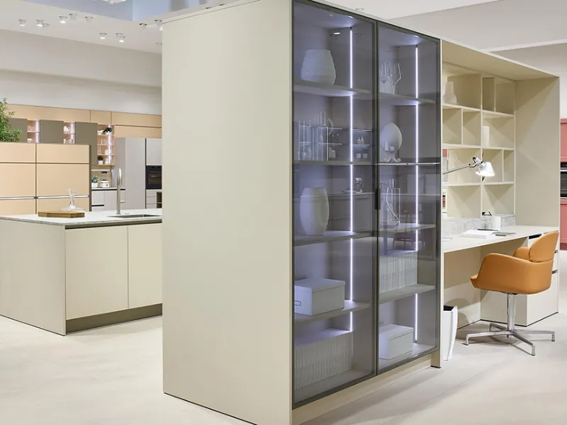 Start Time di Veneta Cucine. Cucina e zona living integrata con scrivania